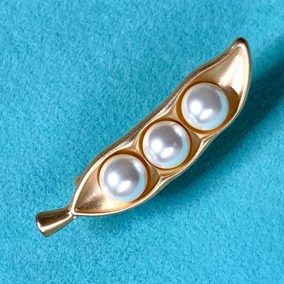 Sold. 🪲PEAS IN A POD BRUSHED GOLDEN BROOCH PIN - Picture 4 of 15